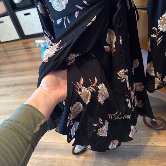 Everly Black Floral Wrap Dress S 4–6 Long Sleeve Mini Tie Waist Slit - Picture 4 of 6